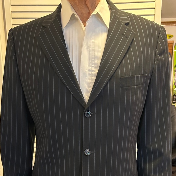 Hugo Boss Mens Suit Size 44, Pants waist 34” inseam 32”